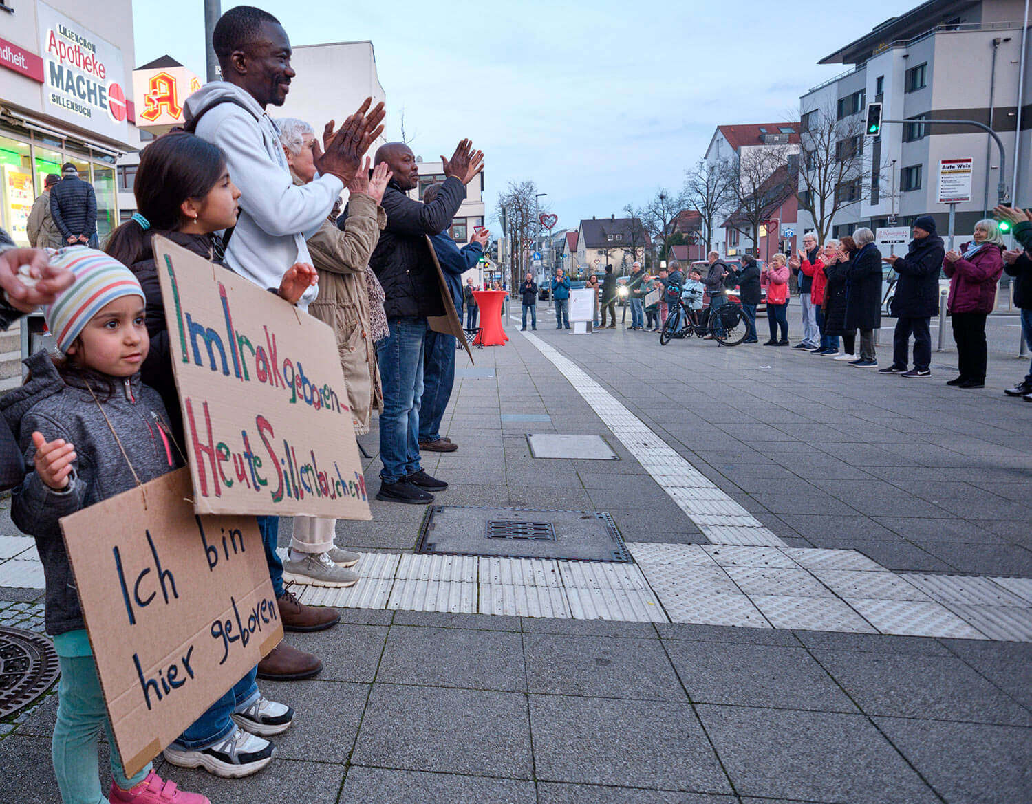 21. März 2024: Über 100 Sillenbucher bilden Menschenkette gegen Rassismus 
