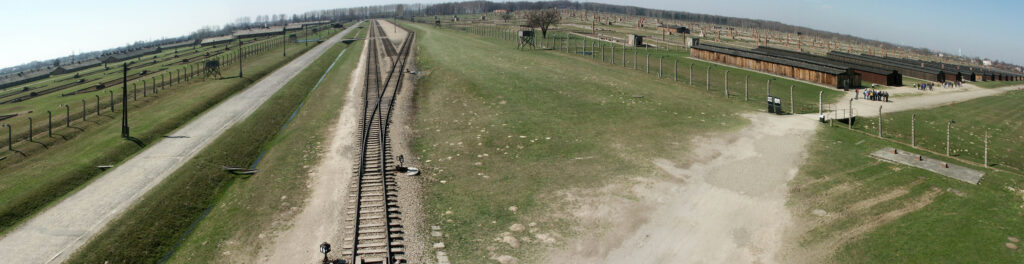 KZ Auschwitz-Birkenau, Gesamtüberblick vom Eingangsgebäude zur Bahnrampe und zum Lagerbereich